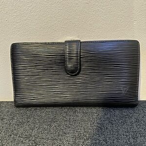 Louis Vuitton Vintage Black Epi Kiss Lock Wallet - AUTHENTIC -M11928